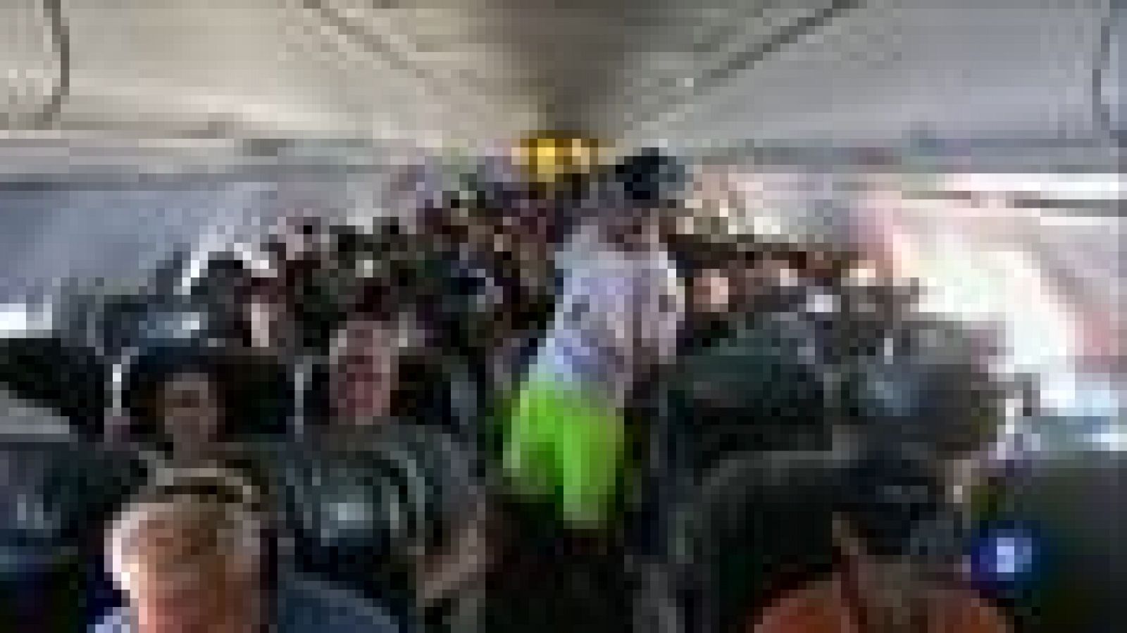 Investigan a una aerolínea por una 'perfomance' en pleno vuelo | Ver