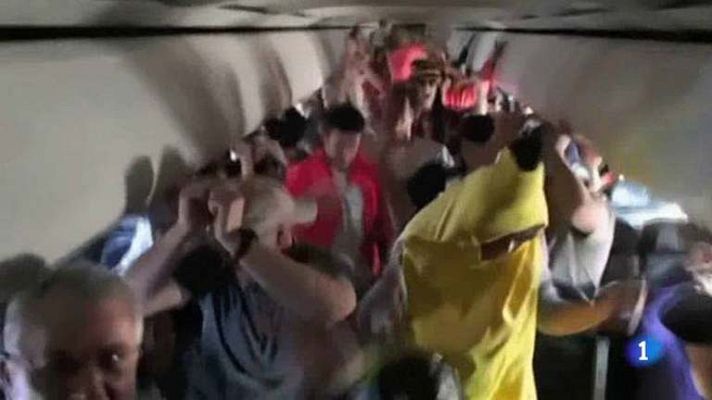 Telediario 1 - Investigan a una aerolínea por una 'perfomance' en pleno vuelo