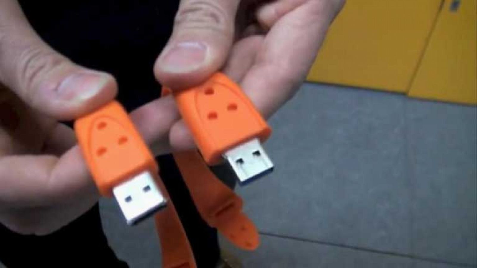 Una empresa de Barcelona crea un ordenador de bolsillo con forma de pulsera