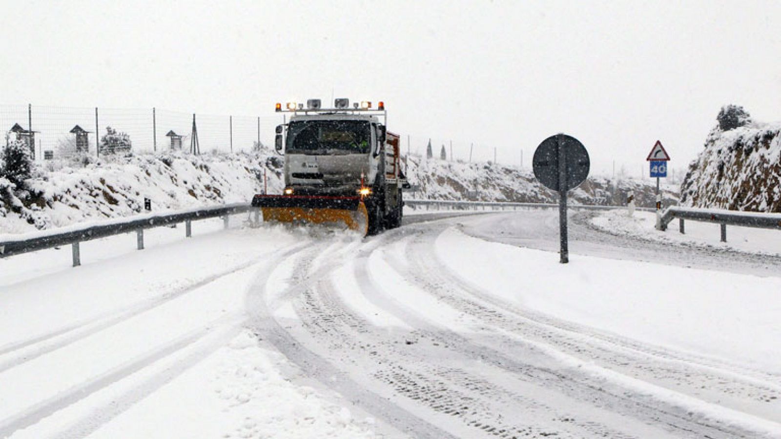 Telediario 1: La nieve complica las carreteras | RTVE Play