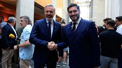 Azcón reivindica su pacto con Vox y Mañueco no se pronuncia sobre la "prioridad nacional"