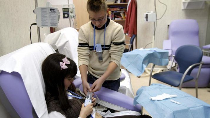 Niños que padecen inmunodeficiencia aprenden a medicarse y enseñan a otros niños