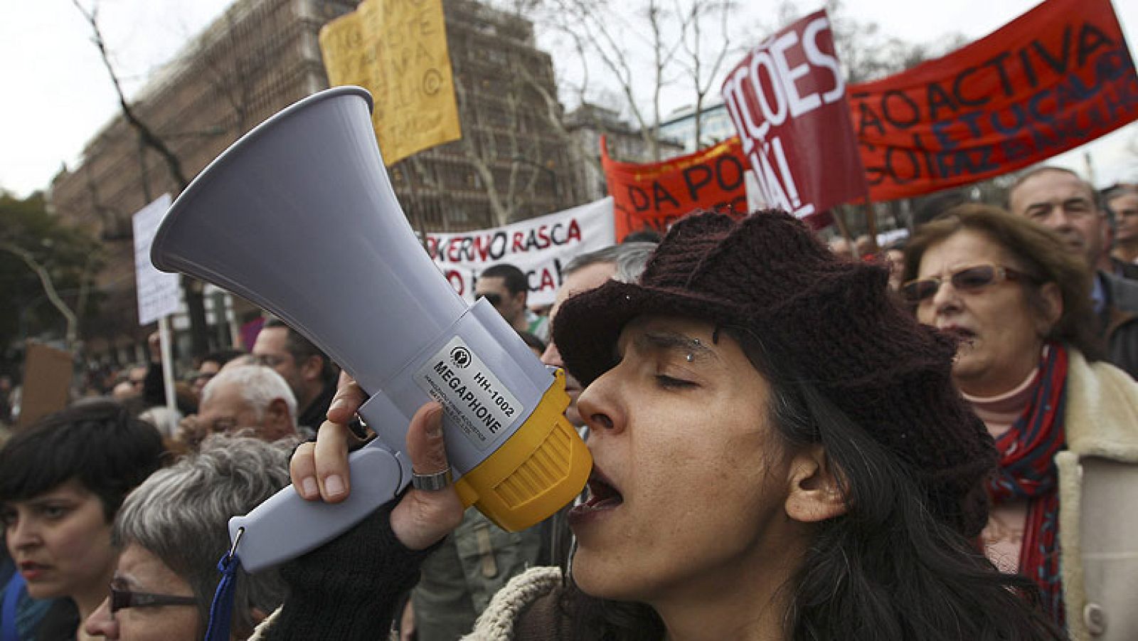 Cientos de miles de portugueses abren la marcha contra la 'troika' - Informativo 24h | Ver