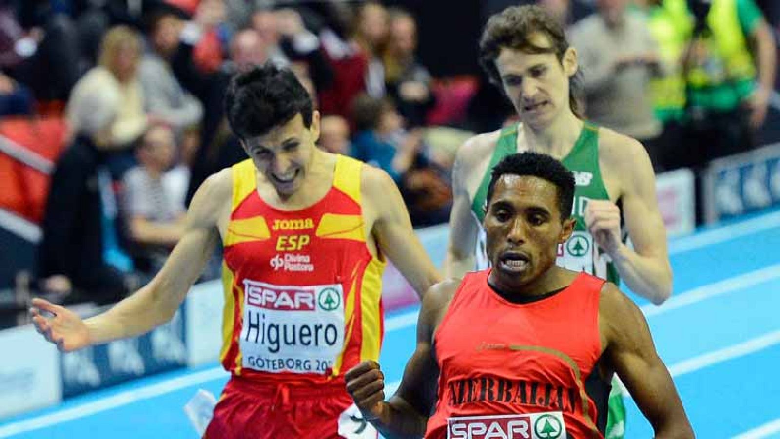 El atleta español Juan Carlos Higuero logró la medalla de plata  este sábado en la final de 3.000 metros del Europeo de pista cubierta  de Goteborg (Suecia) tras acabar segundo (7:50.26), por delante del  irlandés Ciarán Olionáird (7:50.40) y sólo su