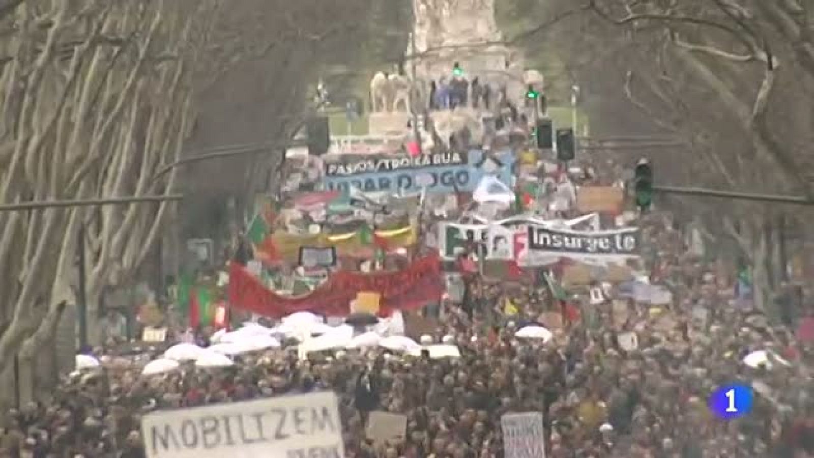 Telediario 1: Multitudinaria protesta en todo Portugal contra los recortes de la `troika¿ | RTVE Play