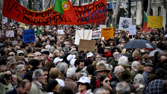 Telediario 1 - Multitudinaria protesta en todo Portugal contra los recortes de la `troika¿