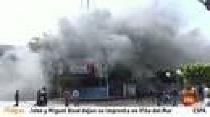 Informativo 24h - Un grupo de manifestantes incendian una antigua comisaria en Egipto
