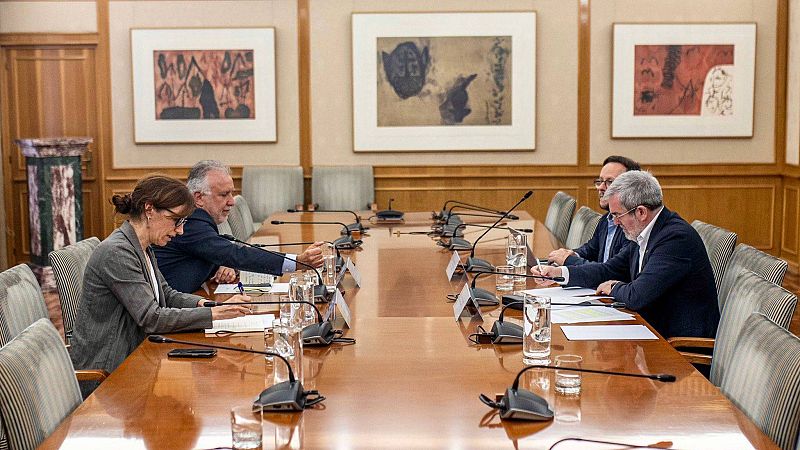 El Gobierno central y el canario rebajan tensiones por el crucero afectado por el brote de hantanavirus - Telediario 1 | Ver vídeo