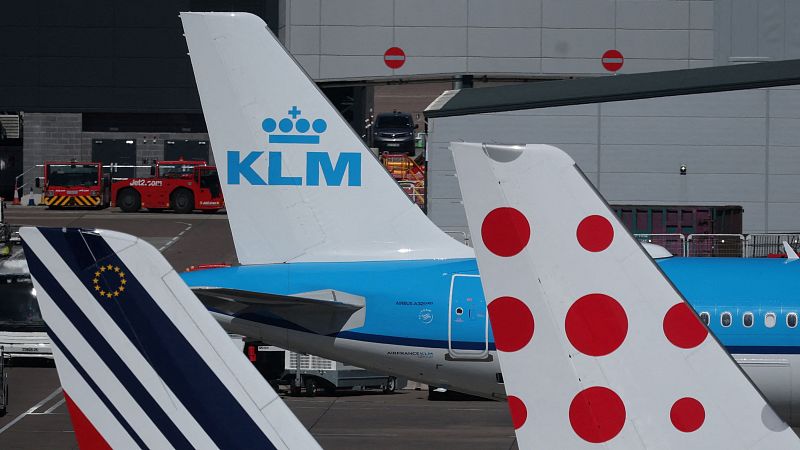 Hantavirus: Una azafata de aerolínea, primer posible caso fuera del barco - Telediario 2 | Ver