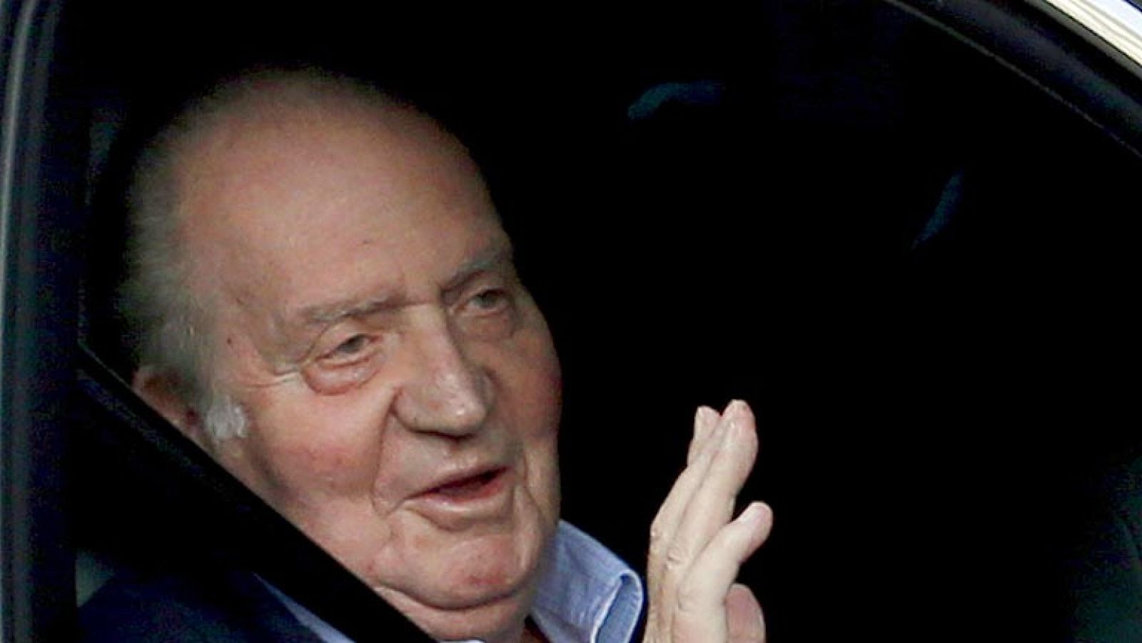 El rey evoluciona de forma "muy positiva" tras la operación a la que fue sometido este domingo por una doble hernia discal y a las 11:00 horas de este lunes ha pasado a planta, tras abandonar la UCI, según ha informado el director gerente del hospital La Milagrosa, Gaspar Palet, que ha dado el primer parte médico del monarca. Palet ha explicado que el rey ha podido descansar y ha pasado bien la noche en la Unidad de Cuidados Intensivos. Ya ha sido sometido a la primera cura postoperatoria.