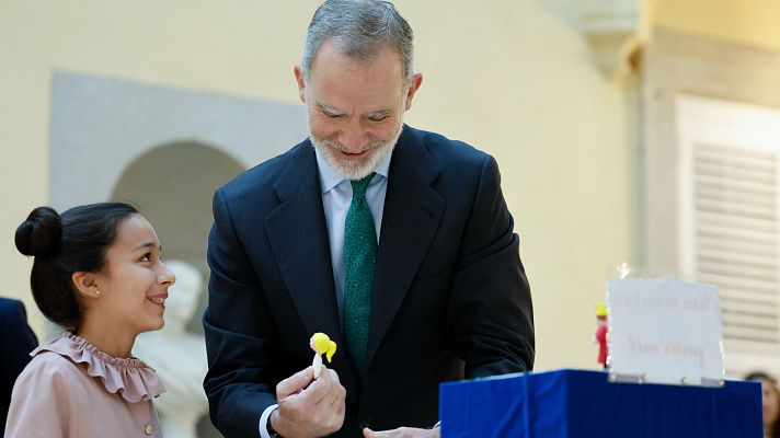 Felipe VI recibe a los ganadores del concurso escolar ¿Qué es un Rey para ti? - Informativo 24h | Ver
