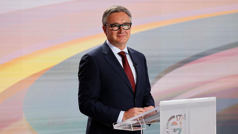El candidato de Vox a la Presidencia de la Junta, Manuel Gavira, ha agitado la bandera de la "prioridad nacional" en el debate definitivo de las elecciones andaluzas. Ha criticado duramente esta posición el candidato de Adelante Andalucía, José Ignacio García.