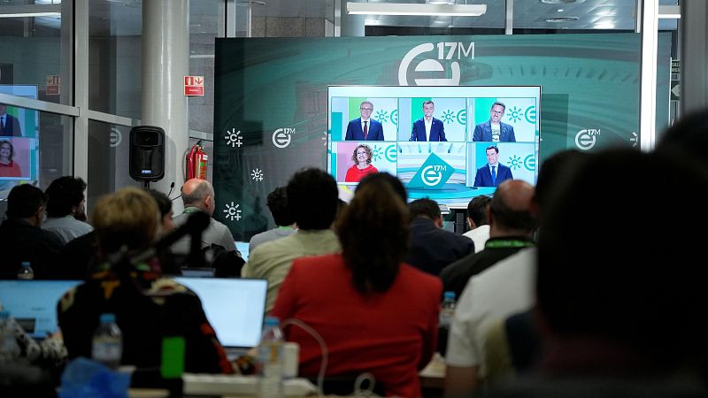 La crisis de los cribados ha centrado parte del debate definitivo de las elecciones en Andalucía, organizado por Canal Sur. El primero en atacar la gestión del actual Gobierno de la Junta ha sido el candidato de Adelante Andalucía, José Ignacio García: "¿Nos puede decir qué pasó? ¿Qué sucedió?", ha cuestiondo al candidato del PP a la reeleección, Juanma Moreno.