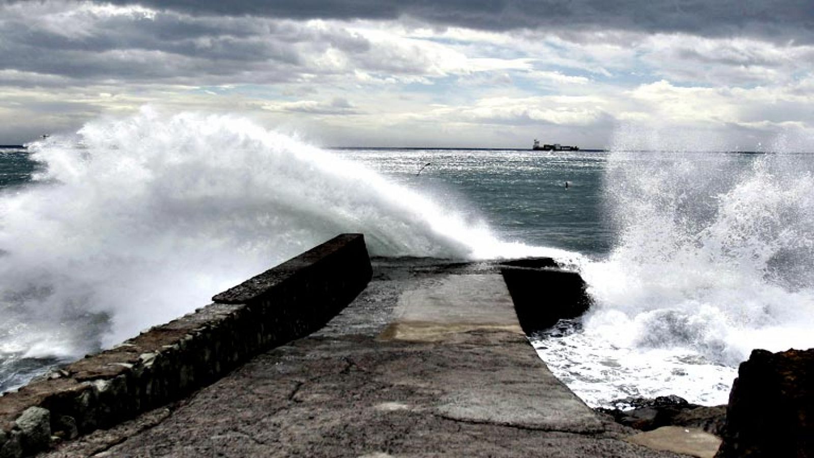 Informativo 24h: Una muerta por temporal de Canarias | RTVE Play