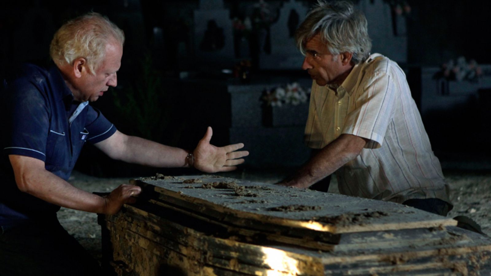 Antonio y Miguel acuden al cementerio de Sagrillas para abrir el ataúd en el que, supuestamente, estaba enterrado su padre.