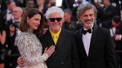 Almodóvar pasea 'Amarga Navidad' por la alfombra roja de Cannes