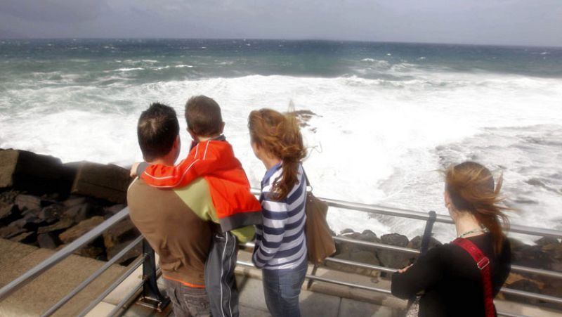 Lluvia en Galicia y Andalucía y fuerte viento en Canarias y Estrecho