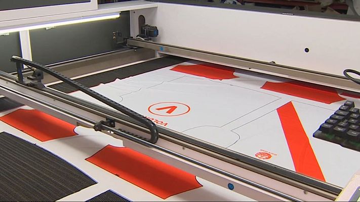 Una empresa toledana confecciona a contrarreloj 18.000 camisetas para recibir a León XIV - Telediario 1 | Ver vídeo