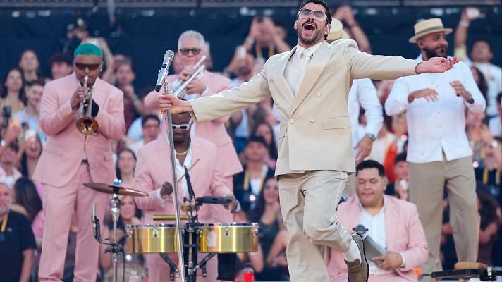 Bad Bunny lleva a Barcelona una fiesta boricua llena de reguetón, salsa y nostalgia | Ver