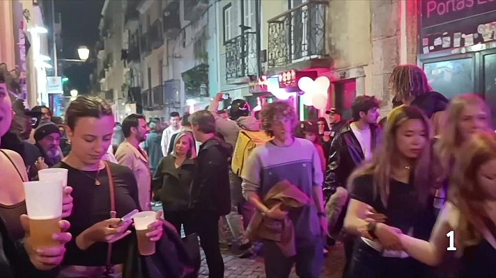 El turismo de alcohol en el Barrio Alto de Lisboa - Telediario Fin de Semana | Ver
