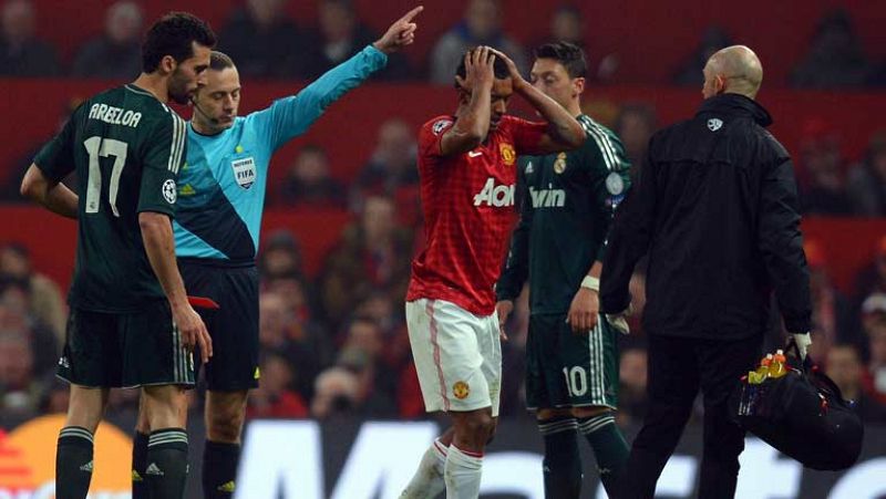 El árbitro Çakir ha expulsado al jugador del Manchester United Nani tras una patada a Arbeloa en un balón dividido. La jugada, que ha marcado decisivamente el encuentro, se presta a distintas valoraciones.