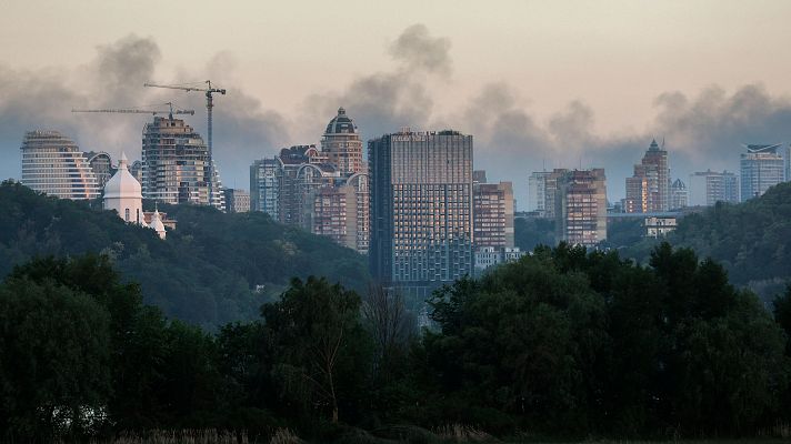 Rusia lanza un centenar de misiles contra Kiev que han alcanzado centros de mando, fábricas y edificios | Ver