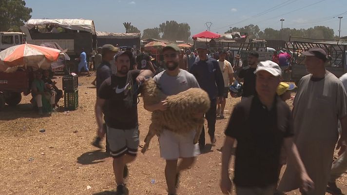 Los marroquíes se preparan para una Fiesta del Cordero que tensa sus bolsillos