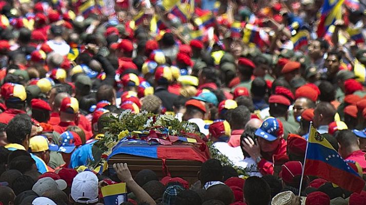 La marea roja acompaña el cortejo fúnebre de Chávez