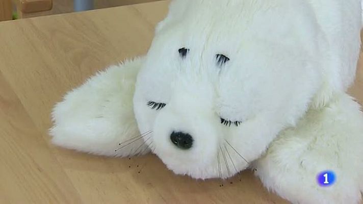 Telediario 1 - Un robot-foca se utiliza para diferentes terapias en un centro de mayores