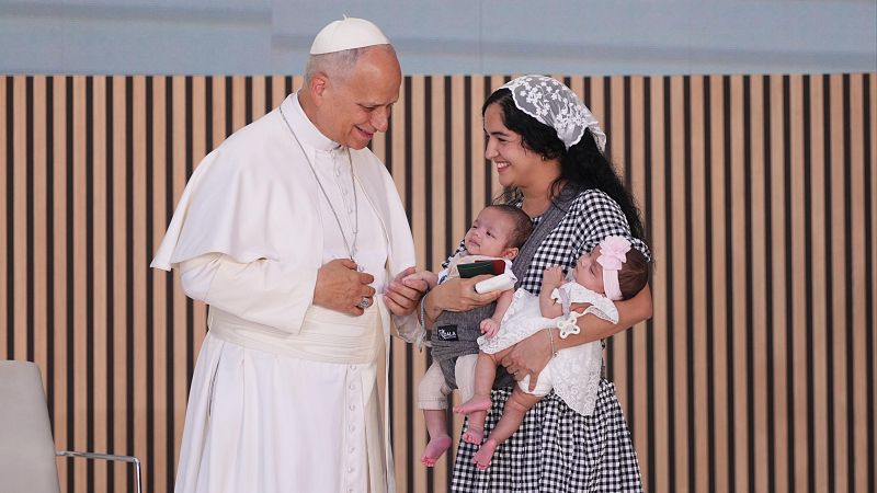 Personas vulnerables entregan sus regalos al papa en el CEDIA - Especiales informativos | Ver