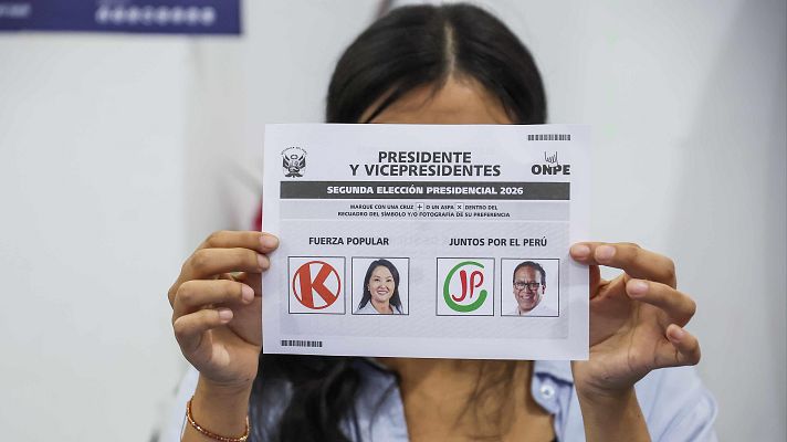 Los peruanos acuden a las urnas para elegir entre Fujimori y Sánchez a su noveno presidente en diez años | Ver