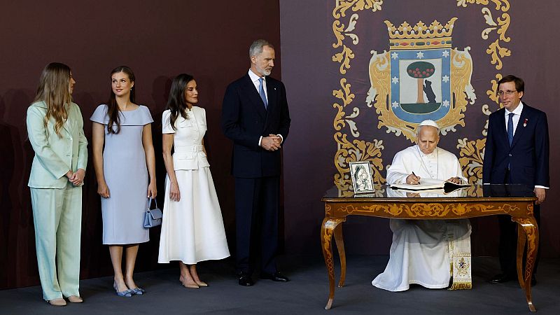 La Familia Real ocupa un lugar destacado en la misa del papa - Telediario Fin de Semana | Ver