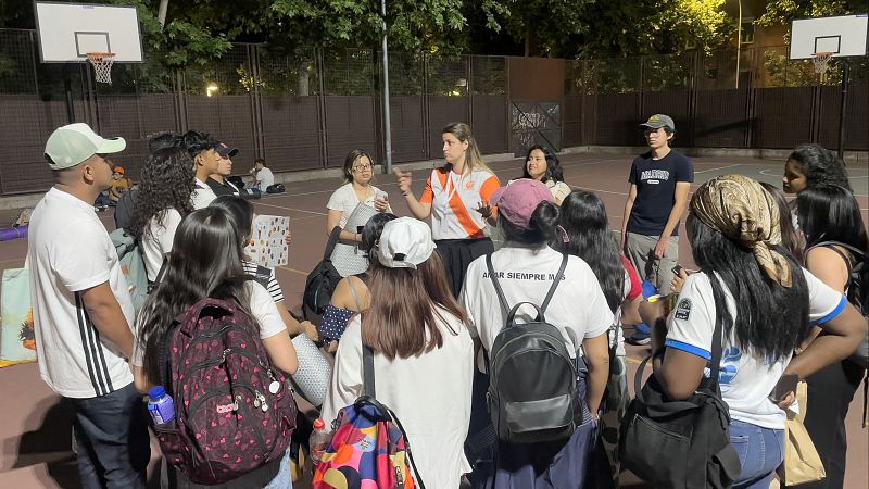 Así han pasado la noche algunos fieles en parroquias y colegios | Ver