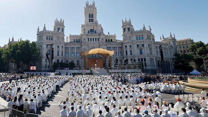 Una gran iglesia al aire libre: Cibeles se llena de símbolos - Telediario Fin de Semana | Ver