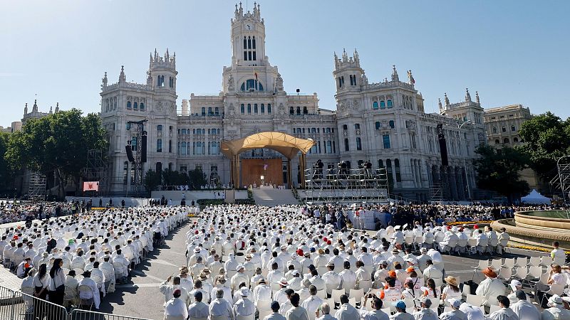 Una gran iglesia al aire libre: Cibeles se llena de símbolos - Telediario Fin de Semana | Ver