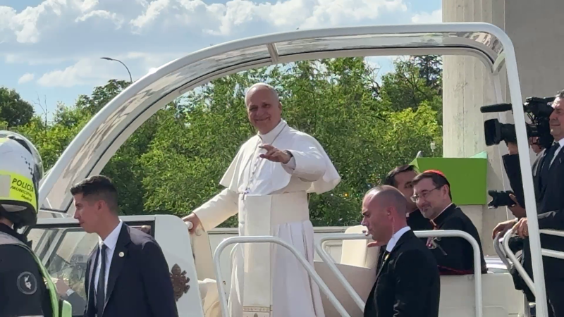 El papa hace escala en el Pirulí en su visita a Madrid | Ver