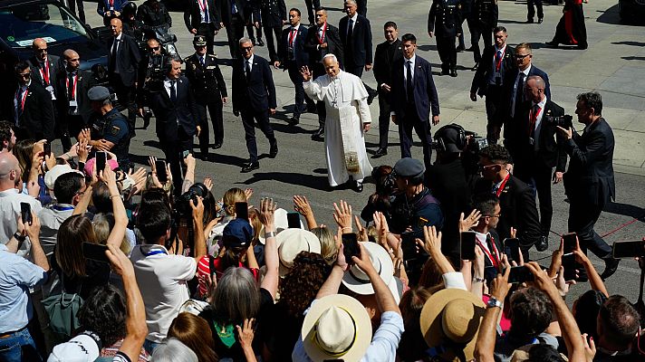 El papa se salta el protocolo y saluda tras salir Congreso - RTVE Noticias Vídeo | Ver