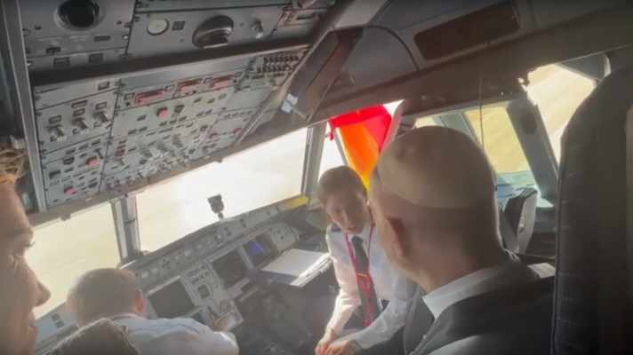 El papa se sube a la cabina del avión en su trayecto a Barcelona - RTVE Noticias Vídeo | Ver