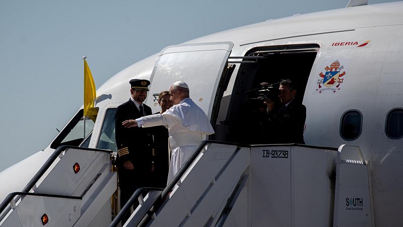 En la cabina del avión del papa León XIV - Telediario 1 | Ver