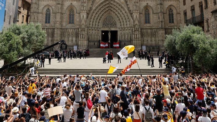 Euforia en Barcelona por la llegada del papa en la segunda etapa de su visita a España - Telediario 1 | Ver