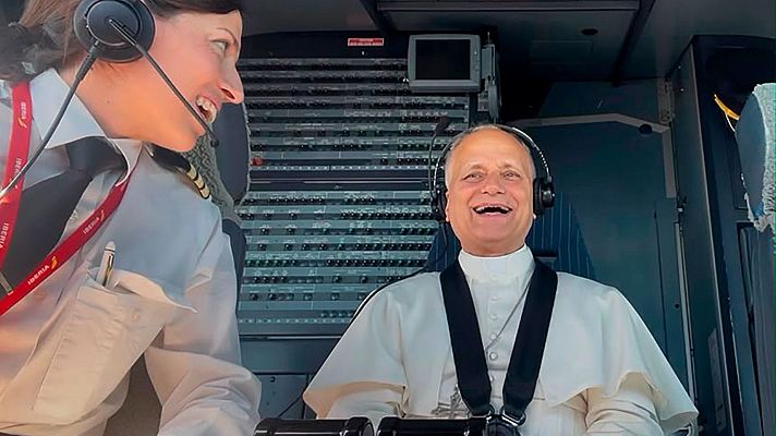 Pablo Martínez, piloto que ha llevado al papa a Barcelona: “Dos tercios del vuelo los ha hecho en la cabina\" - Informativo 24h | Ver