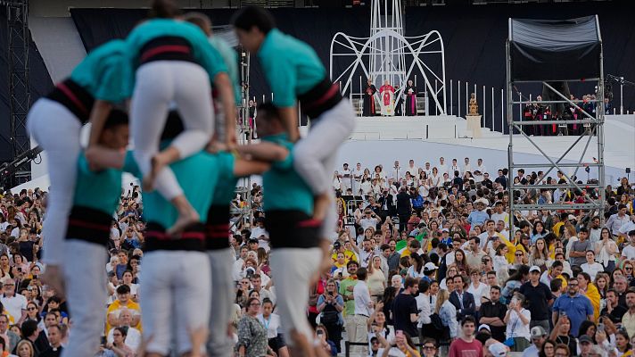 Los castellers de Vilafranca alzan una torre humana ante el papa | Ver