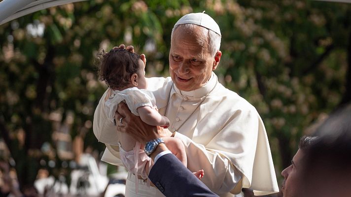 Los bebés del papa León XIV durante su visita a España - RTVE Noticias Vídeo | Ver