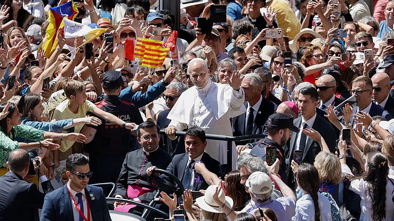 Miles de fieles acompañan a León XIV en su visita al corazón espiritual de Cataluña - Telediario 1 | Ver