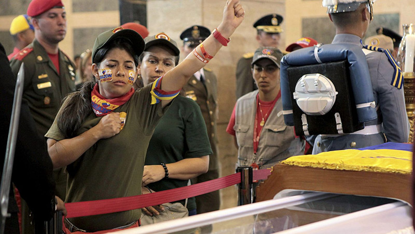 Despedida en la capilla ardiente de Hugo Chávez