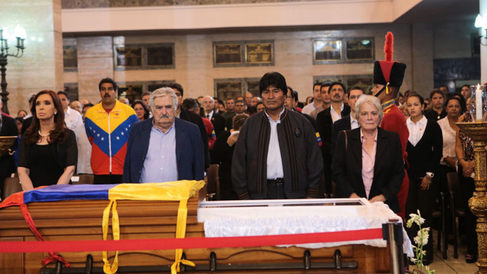 El Gobierno venezolano escenifica la unión del chavismo en la capillar ardiente