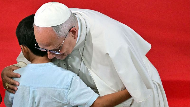 Renzo, un niño de 6 años, lee una carta a León XIV: ¿Por qué mi papá tiene tantos trabajos? - La tarde en 24h | Ver