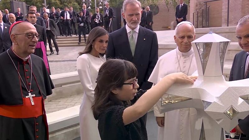 La niña Valentina explica al papa y a los reyes la torre de Jesucristo | Ver