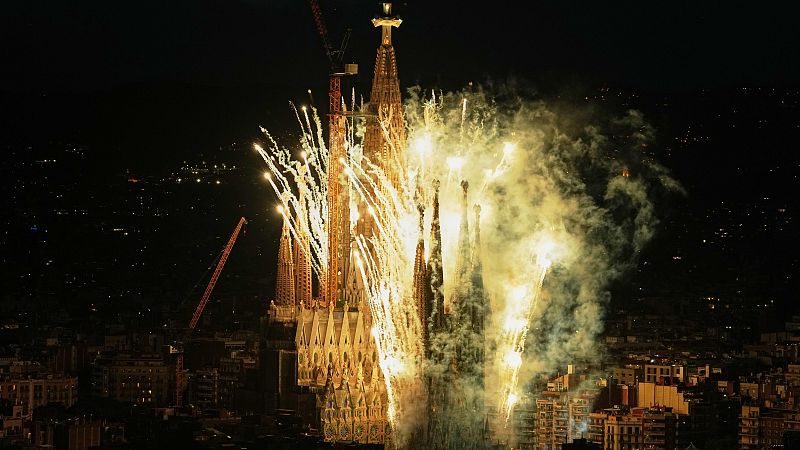 La Sagrada Familia despide al papa con un espectáculo de música y luces - Especiales informativos | Ver