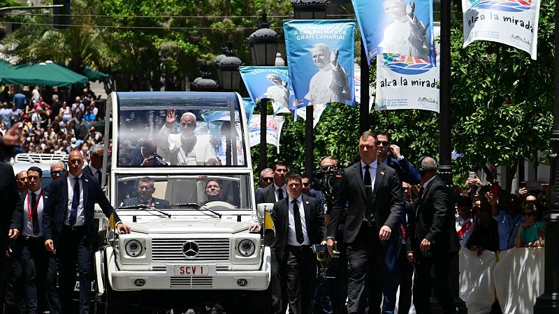 El papa recibe la llave de oro de Las Palmas antes de visitar la catedral - Telediario 1 | Ver